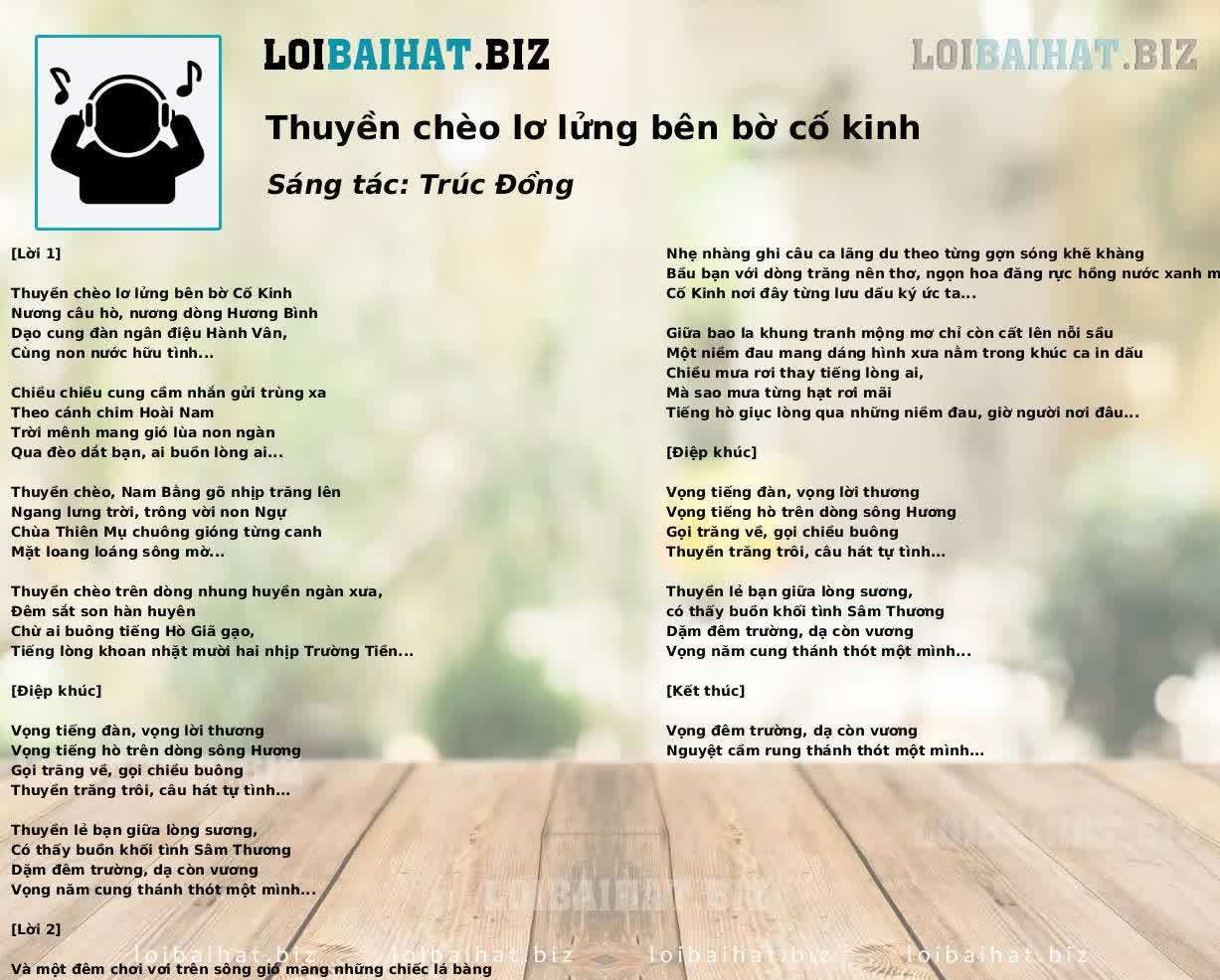 Thuyền chèo lơ lửng bên bờ cố kinh
